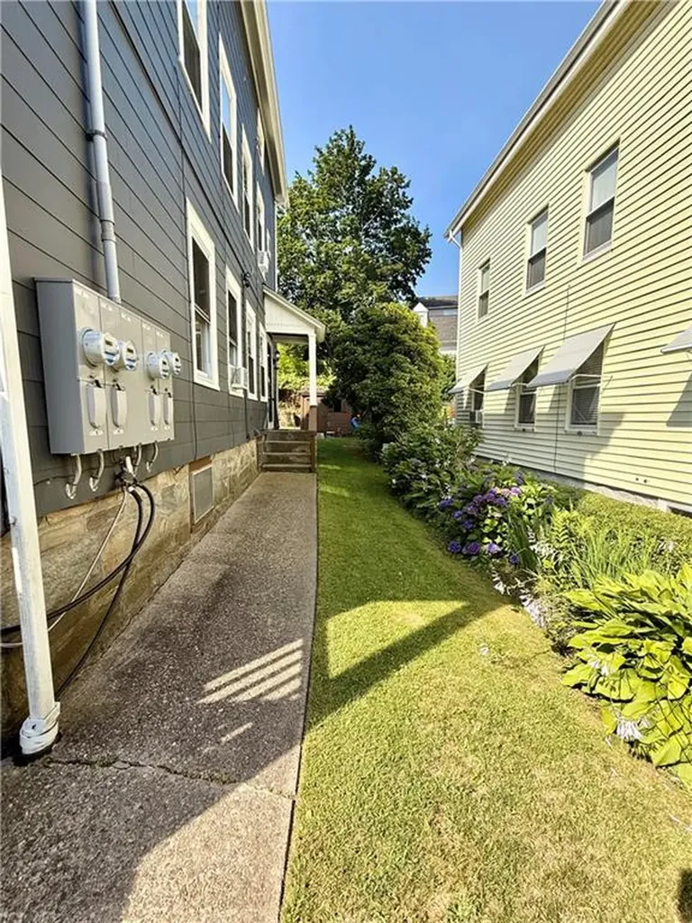 87 Rockland Avenue Woonsocket RI 02895