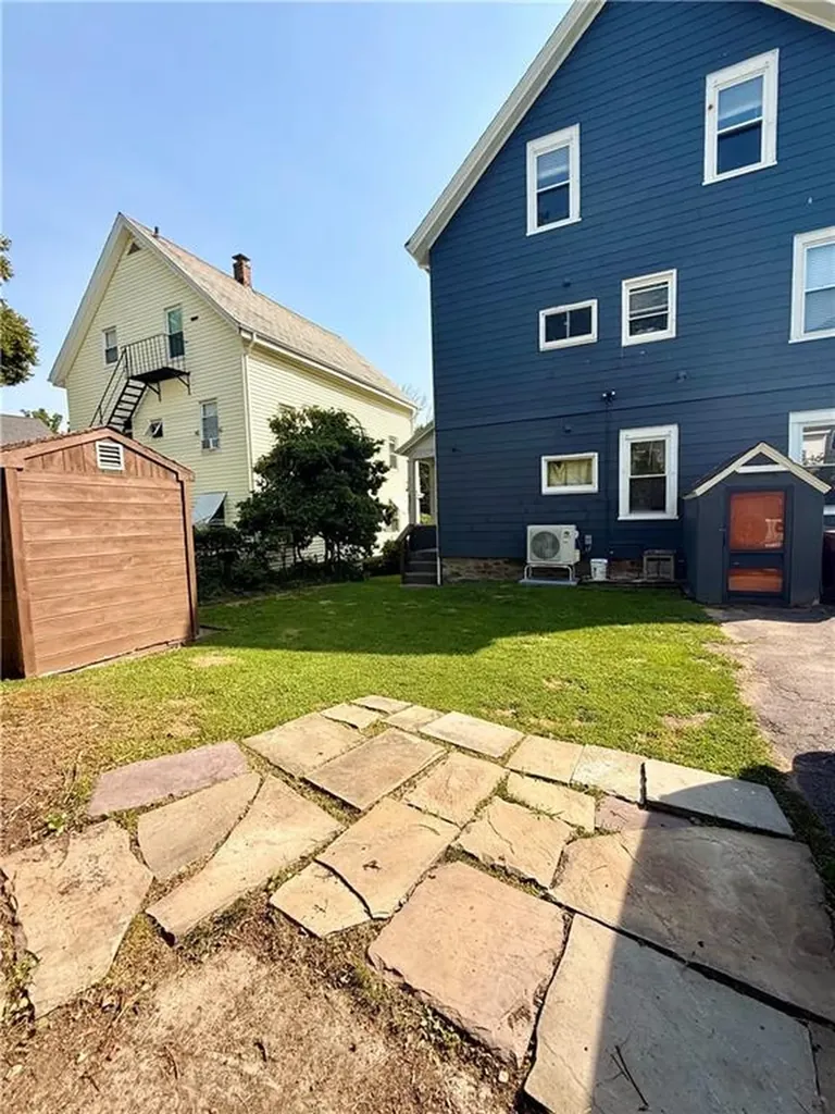87 Rockland Avenue Woonsocket RI 02895