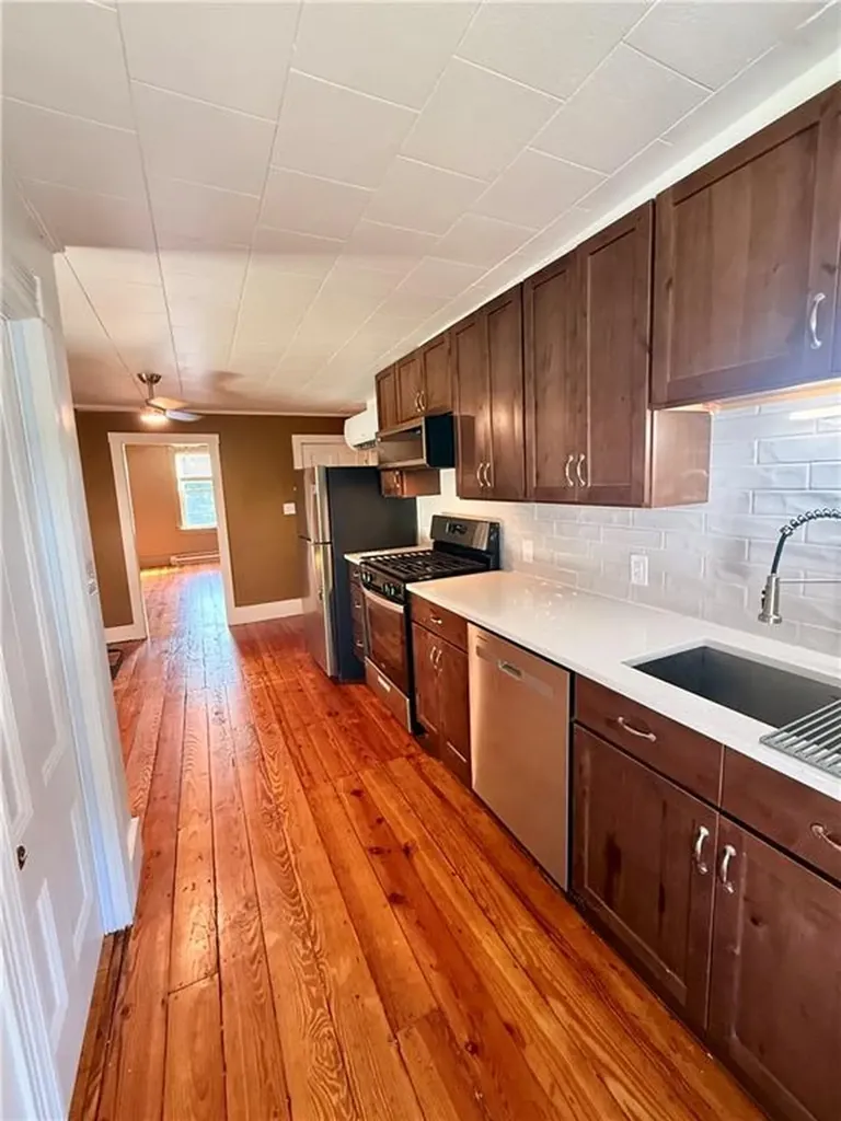 87 Rockland Avenue Woonsocket RI 02895