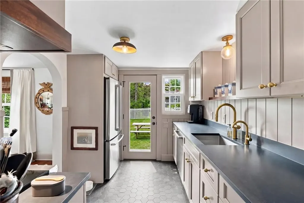 33 Nicholson Crescent Middletown RI 02842