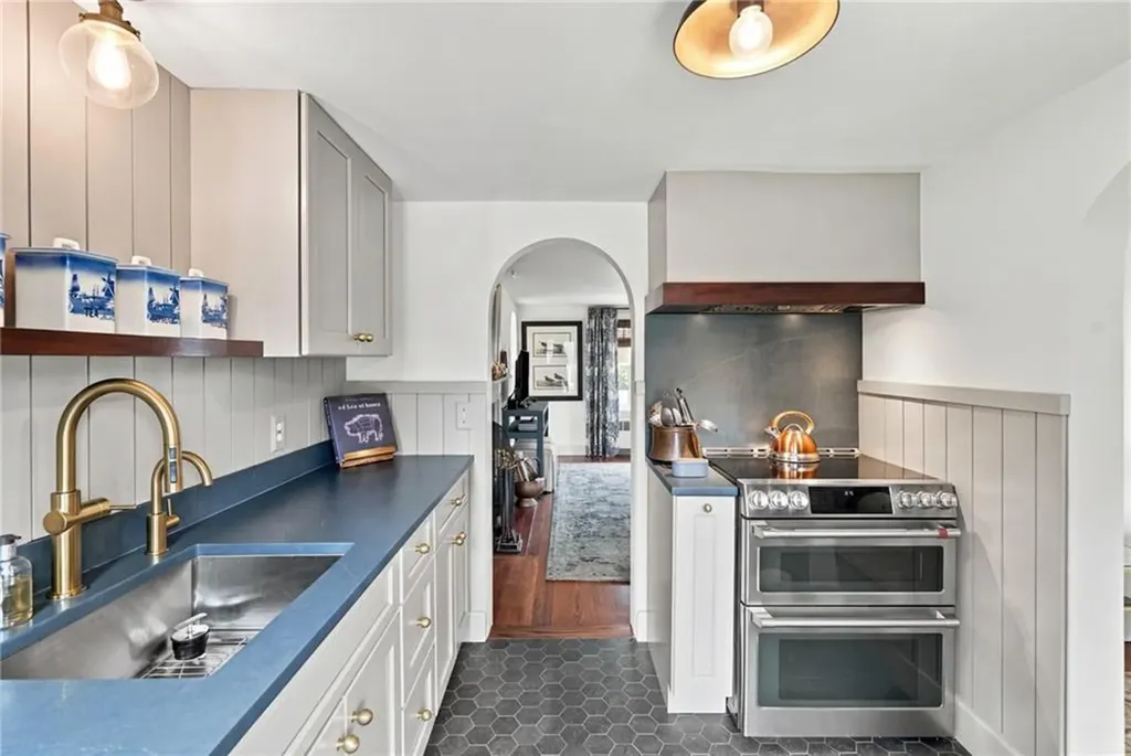 33 Nicholson Crescent Middletown RI 02842