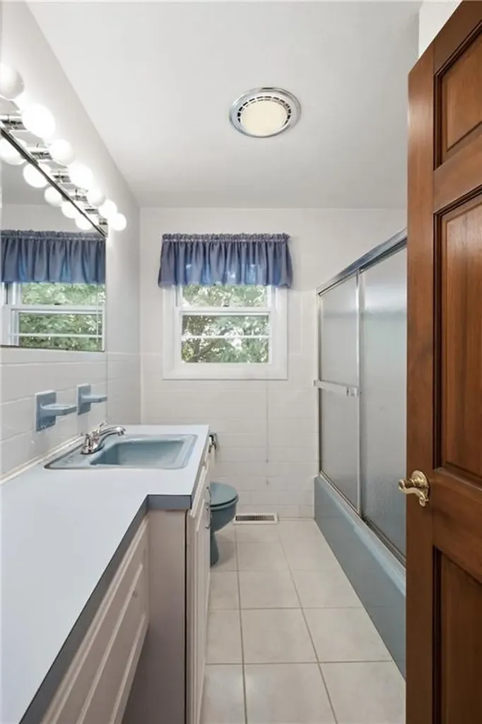 251 Madeleine Avenue Woonsocket RI 02895