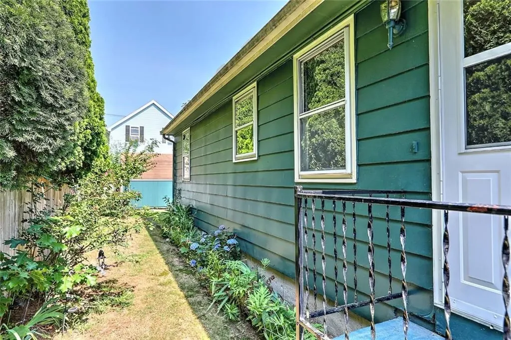 104 Stanton Avenue East Providence RI 02915