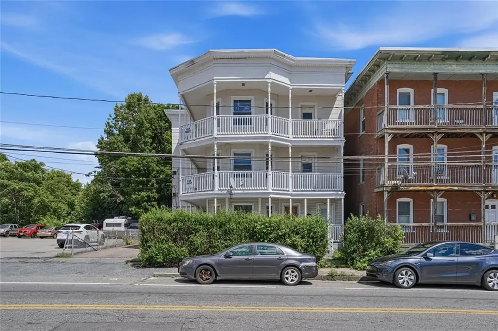 913 Social Street Woonsocket RI 02895