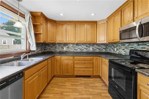 36 Holly Lane Tiverton RI 02878