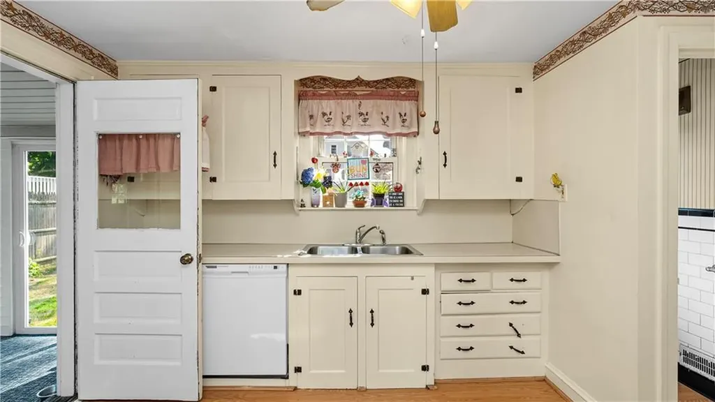 33 Linden Avenue East Providence RI 02916