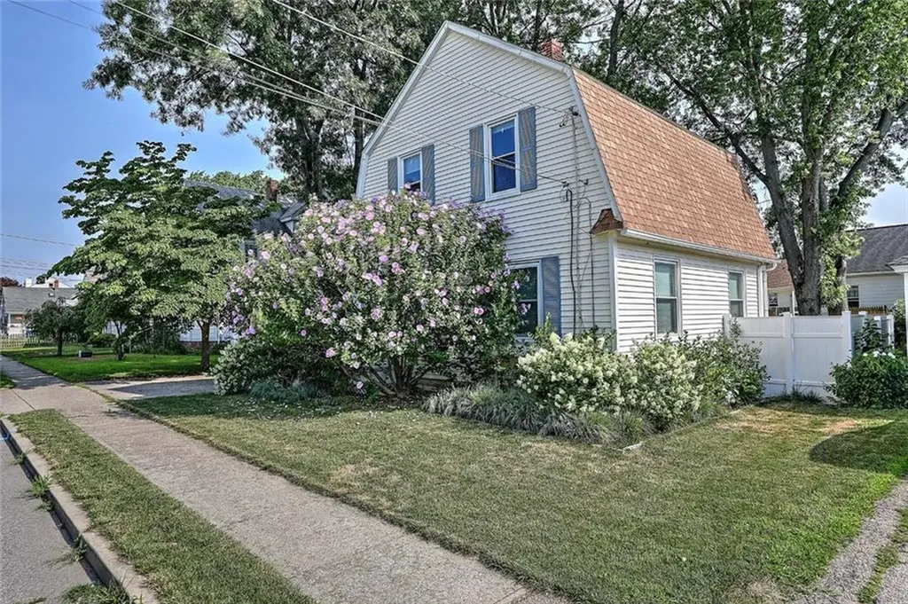 15 Wollaston Street Cranston RI 02910