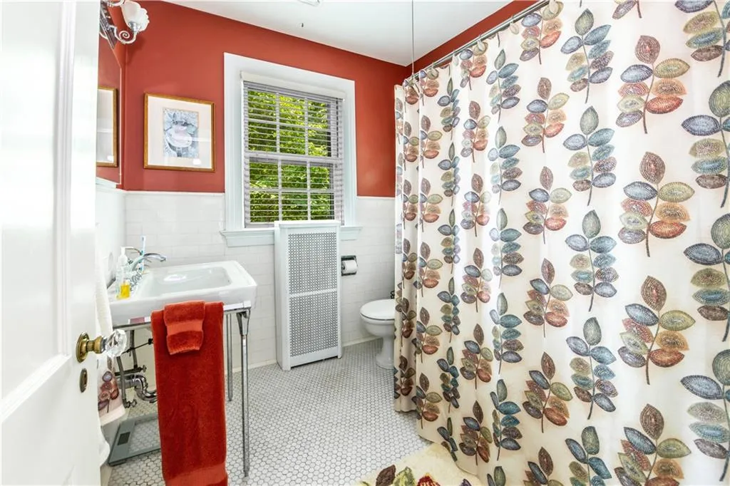 33 Sefton Drive Cranston RI 02905