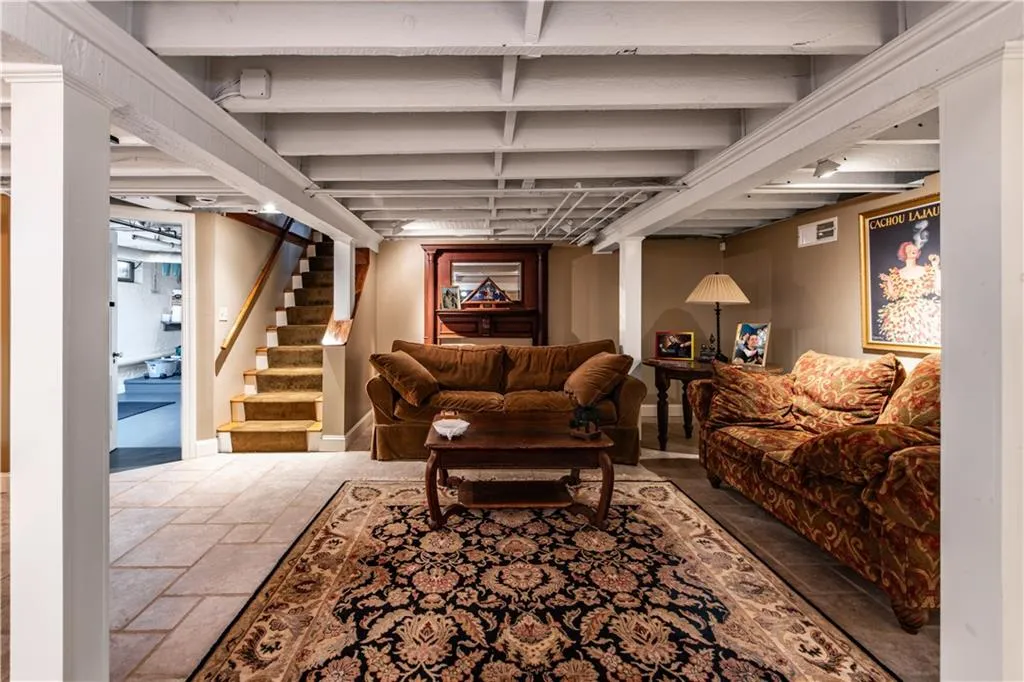 33 Sefton Drive Cranston RI 02905
