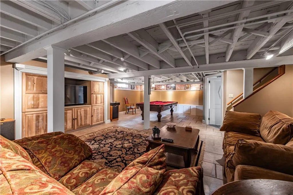 33 Sefton Drive Cranston RI 02905