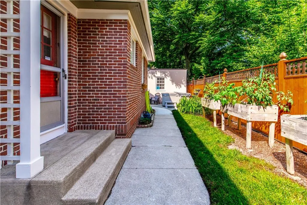 33 Sefton Drive Cranston RI 02905