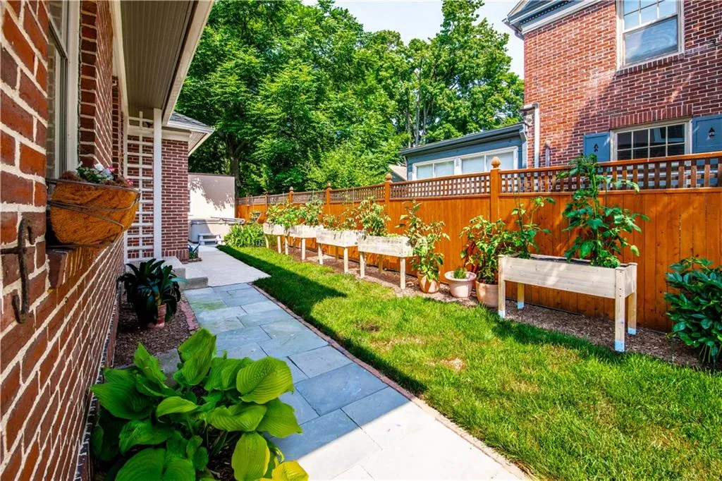 33 Sefton Drive Cranston RI 02905