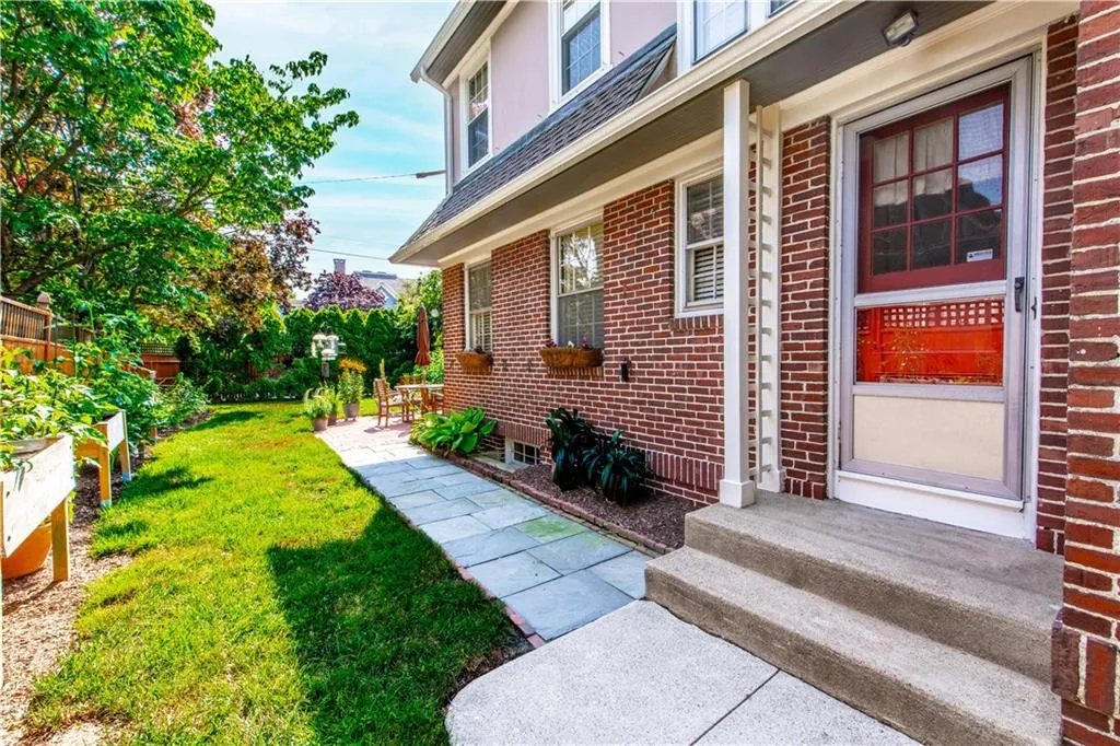 33 Sefton Drive Cranston RI 02905