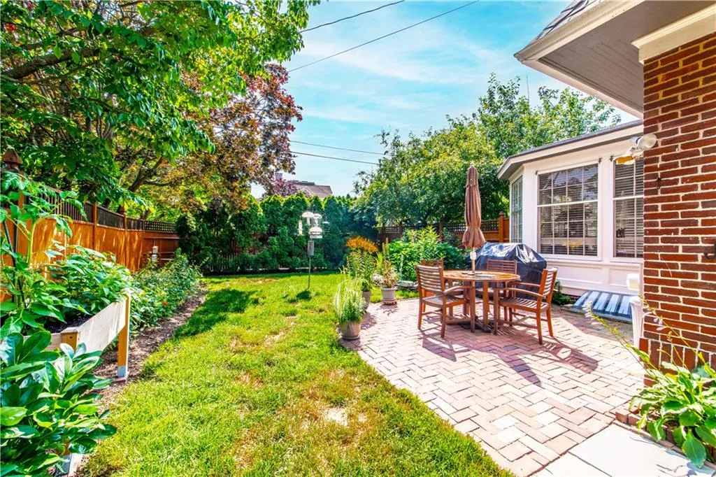 33 Sefton Drive Cranston RI 02905