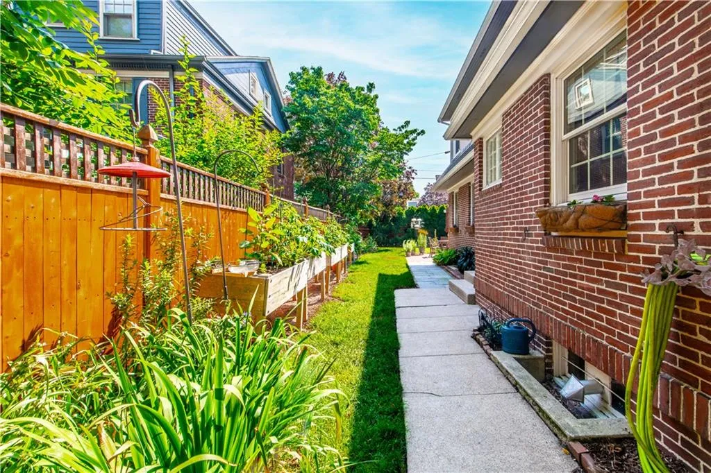 33 Sefton Drive Cranston RI 02905