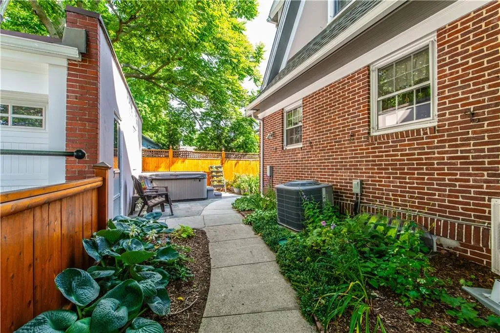 33 Sefton Drive Cranston RI 02905