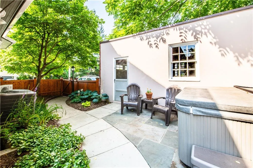 33 Sefton Drive Cranston RI 02905