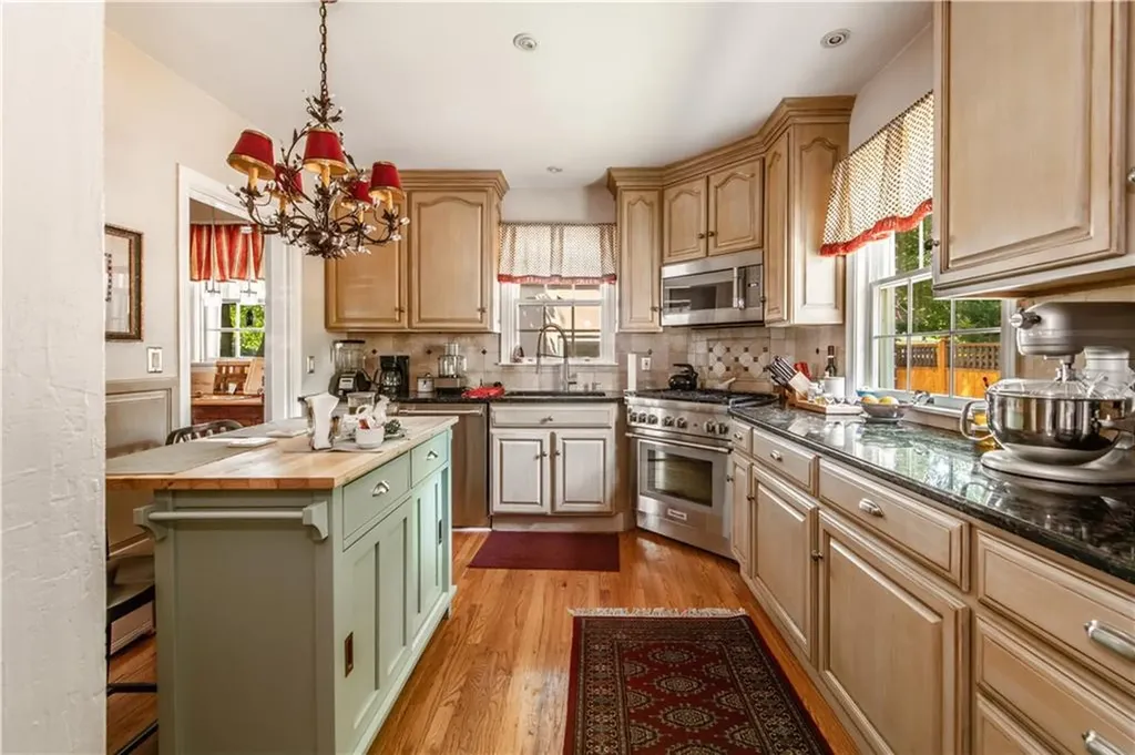 33 Sefton Drive Cranston RI 02905