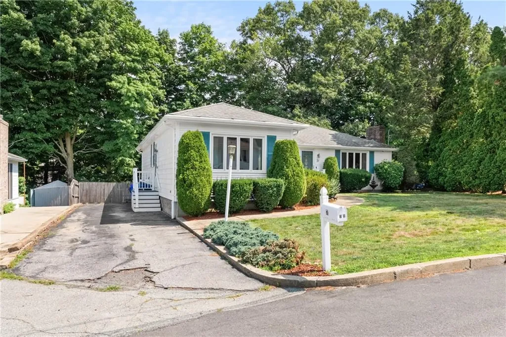 71 Hawthorne Place North Providence RI 02904
