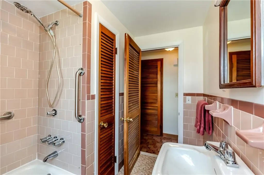 15 Drake Road Warwick RI 02888