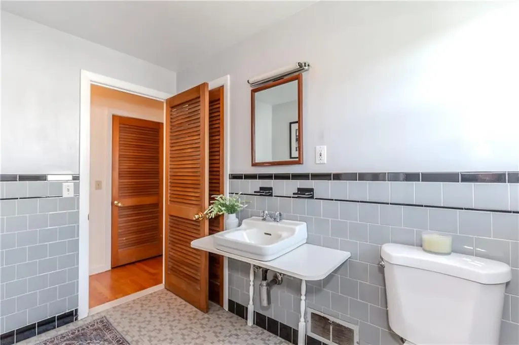 15 Drake Road Warwick RI 02888