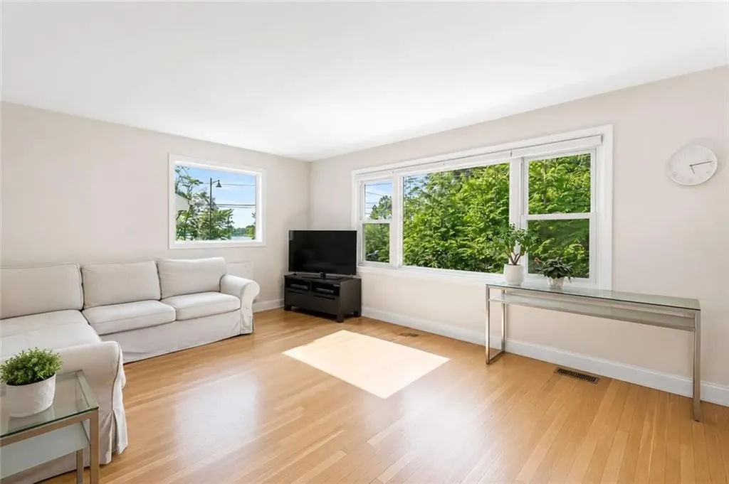 5 Interlocken Road East Providence RI 02914