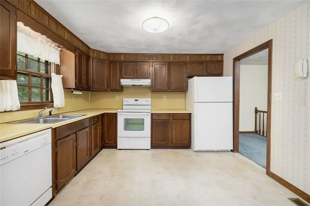 18 Fawn Lane West Warwick RI 02893
