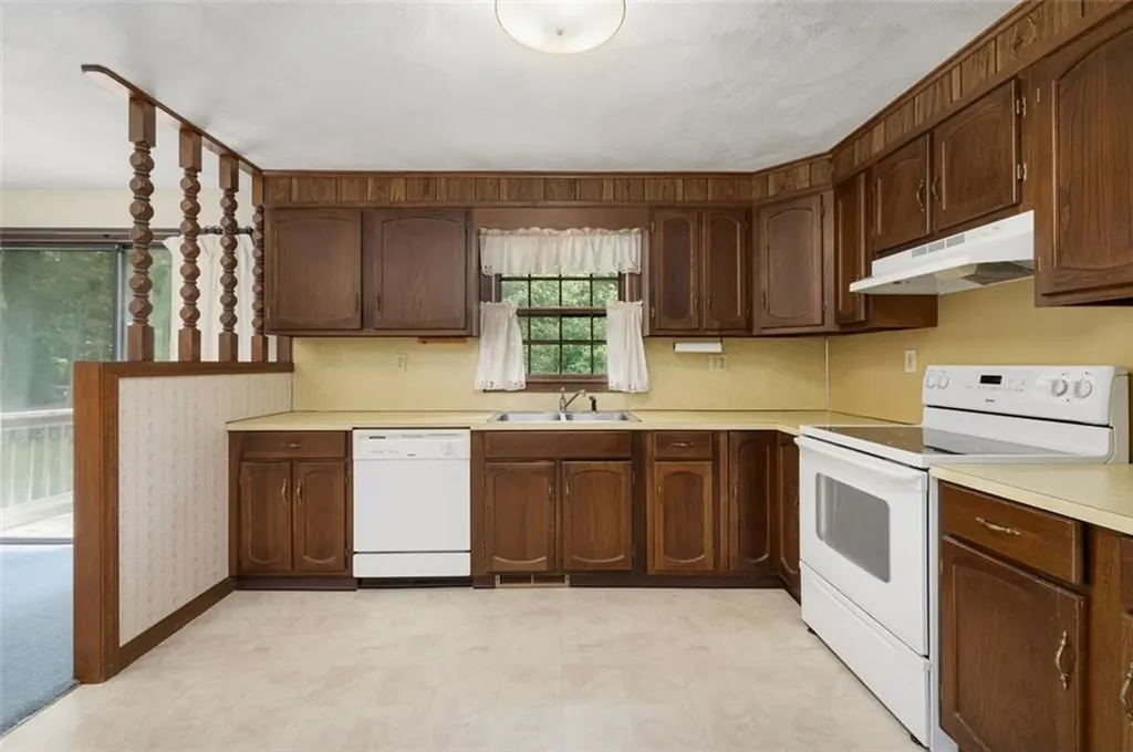 18 Fawn Lane West Warwick RI 02893