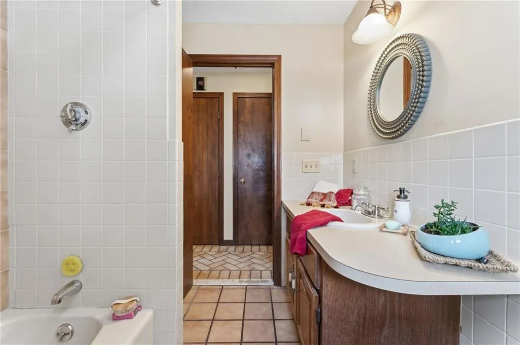57 N View Avenue Cranston RI 02920
