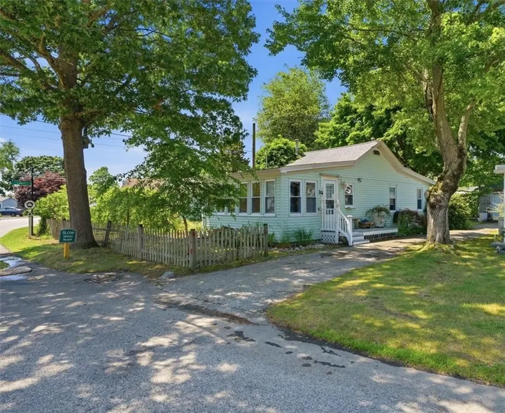 286 Namquid Drive Warwick RI 02888