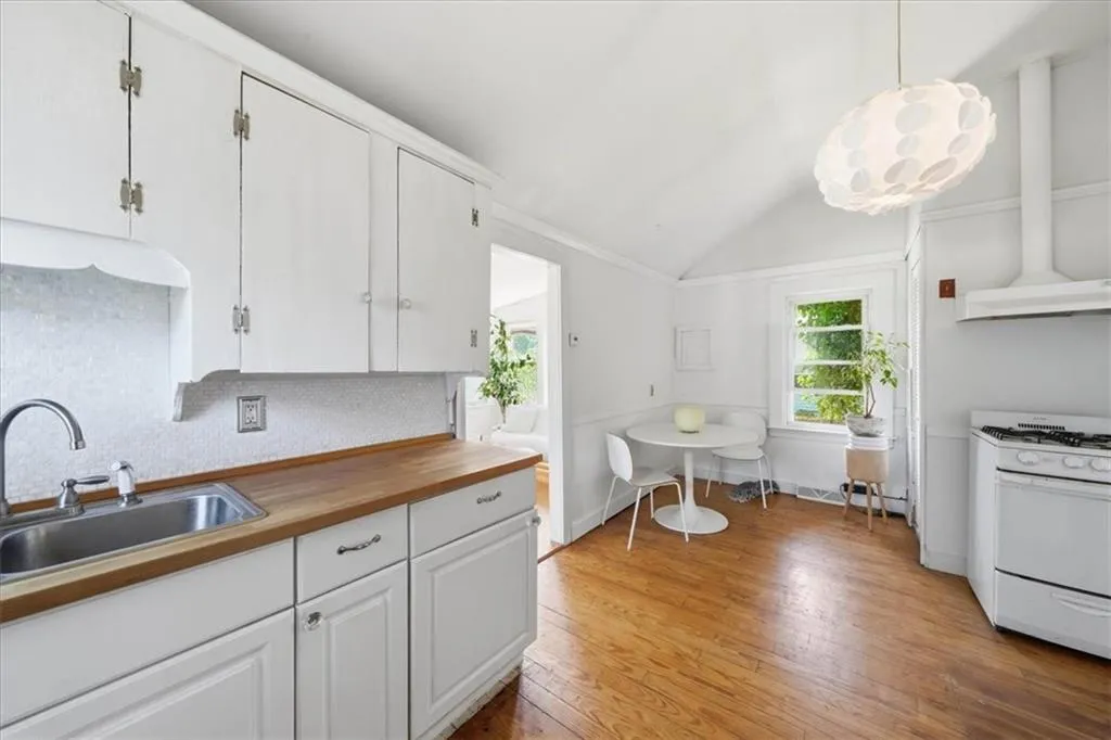 286 Namquid Drive Warwick RI 02888