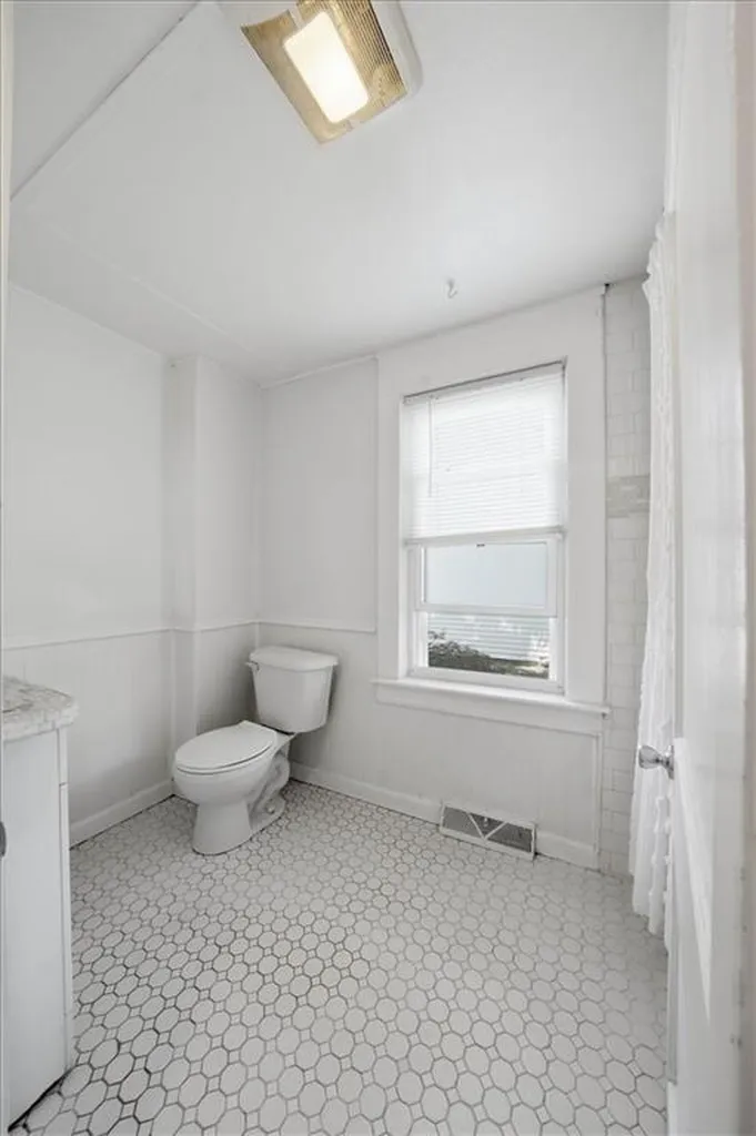 286 Namquid Drive Warwick RI 02888