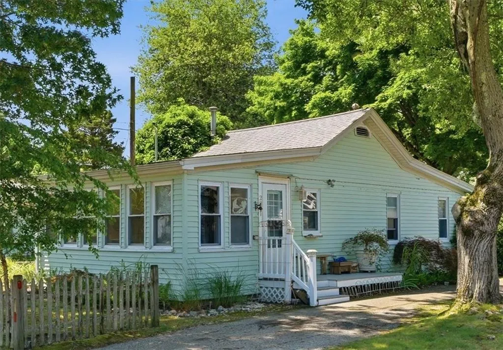286 Namquid Drive Warwick RI 02888