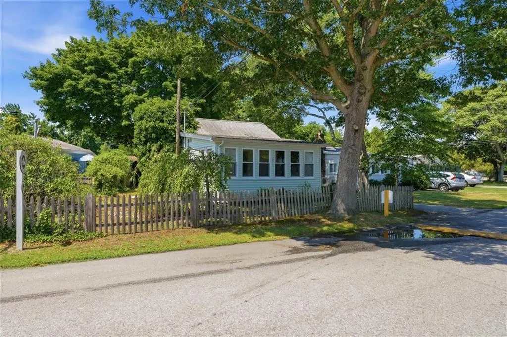 286 Namquid Drive Warwick RI 02888