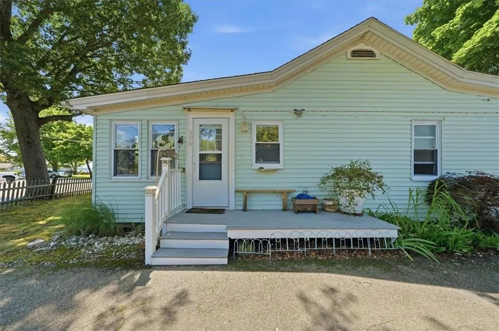 286 Namquid Drive Warwick RI 02888