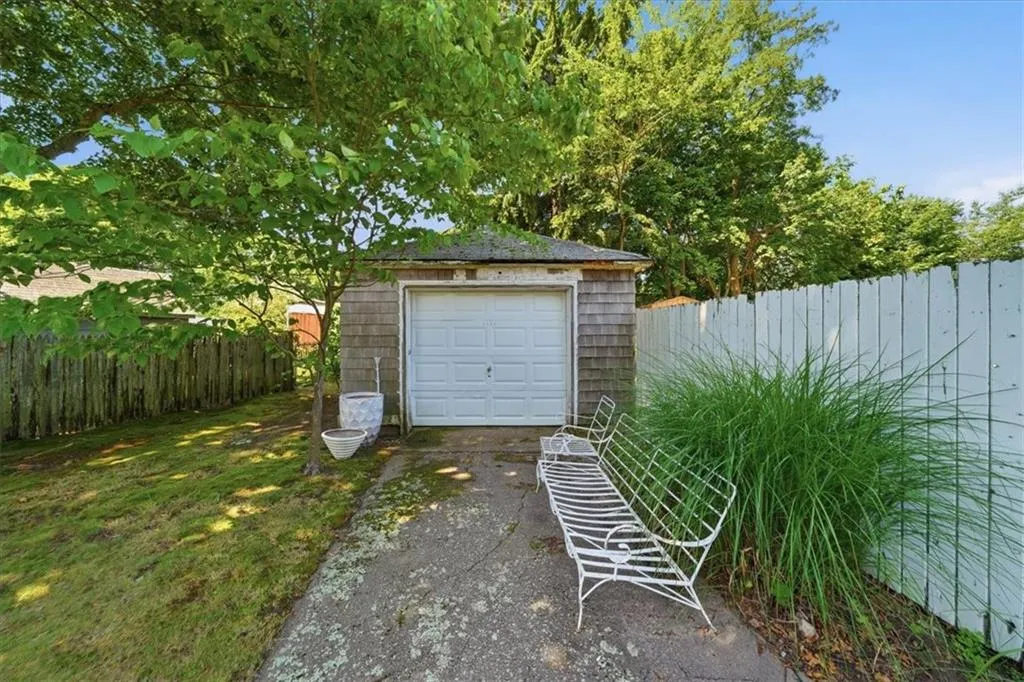 286 Namquid Drive Warwick RI 02888