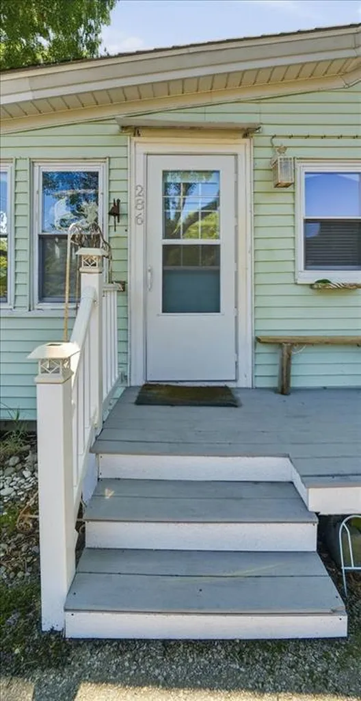 286 Namquid Drive Warwick RI 02888