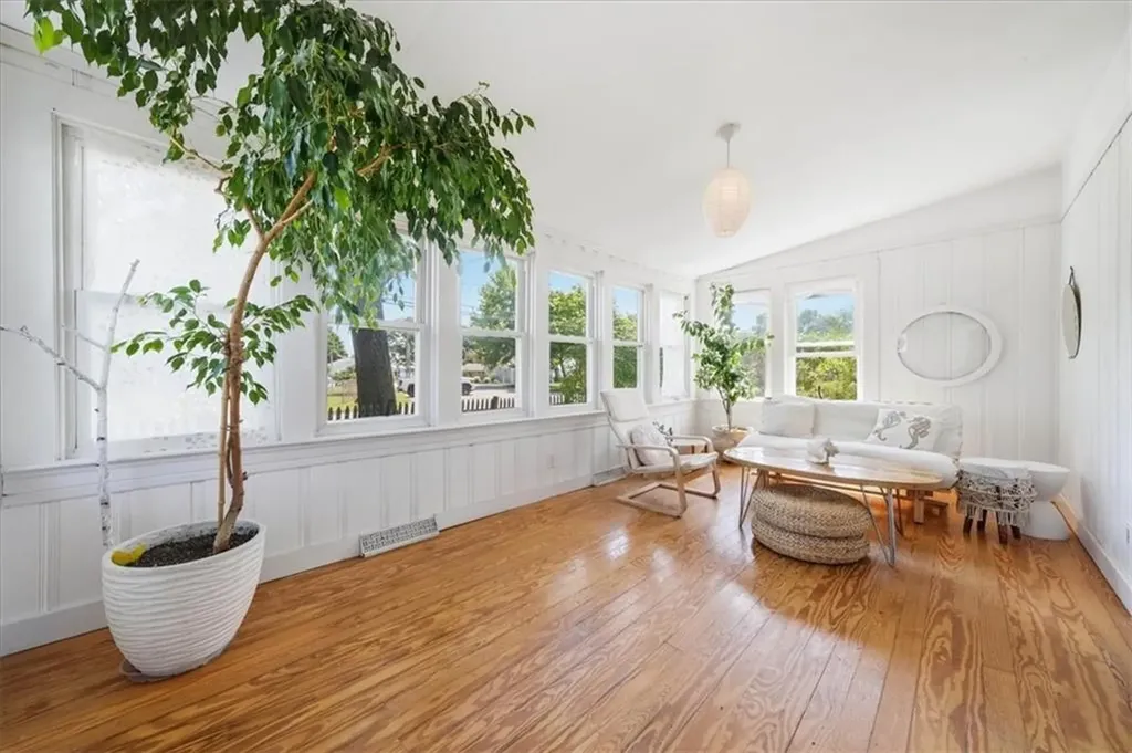 286 Namquid Drive Warwick RI 02888