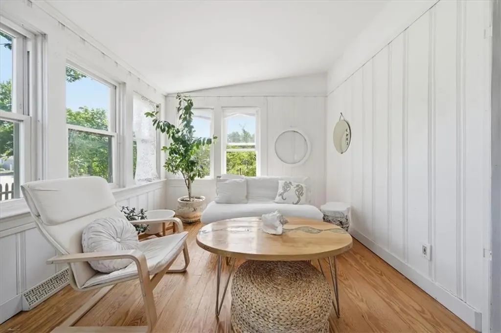 286 Namquid Drive Warwick RI 02888