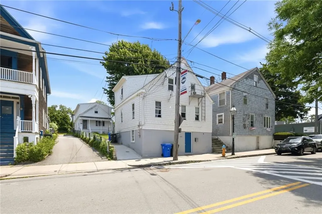 400 406 Thames Street Bristol RI 02809