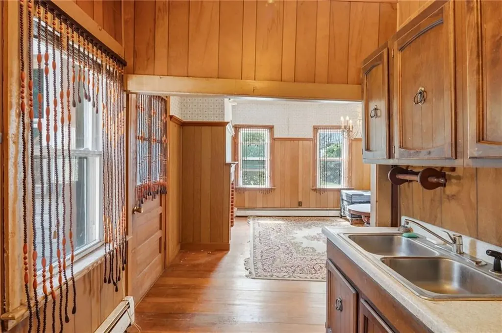 400 406 Thames Street Bristol RI 02809