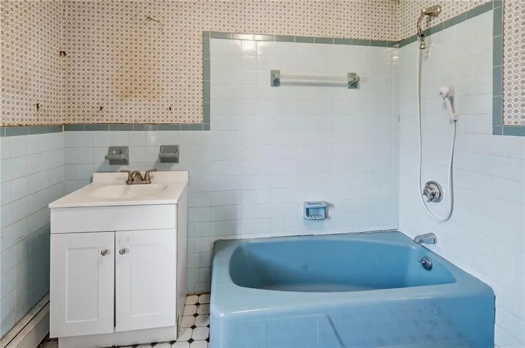 400 406 Thames Street Bristol RI 02809