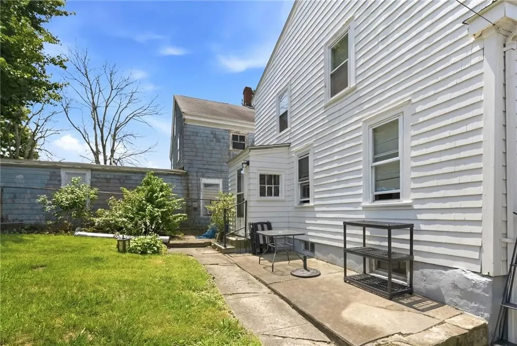 400 406 Thames Street Bristol RI 02809