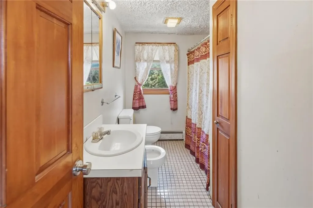 400 406 Thames Street Bristol RI 02809