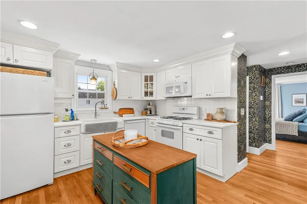 76 Brewster Drive Warwick RI 02889