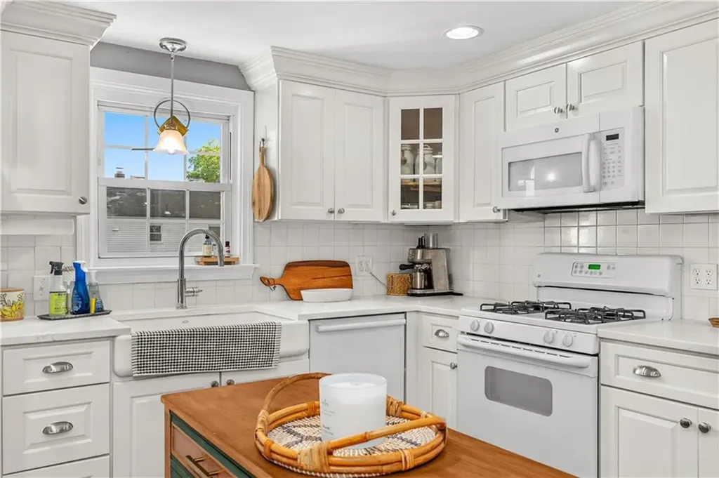 76 Brewster Drive Warwick RI 02889