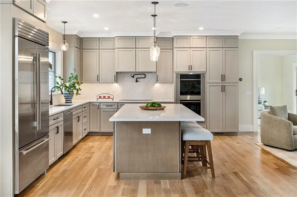 118 Newport Avenue Middletown RI 02842
