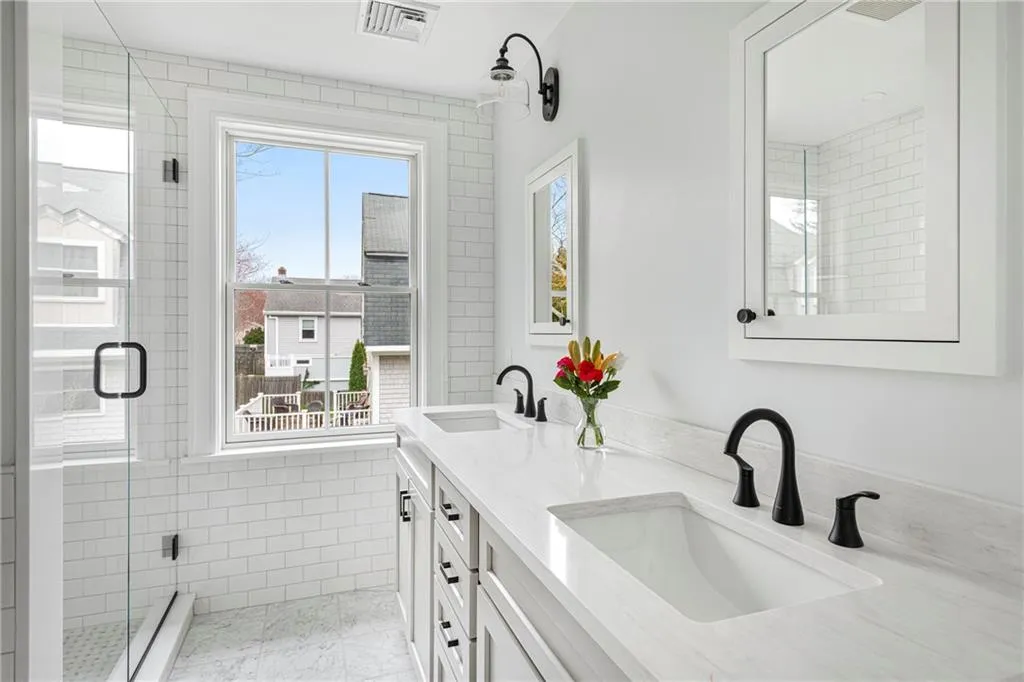 118 Newport Avenue Middletown RI 02842