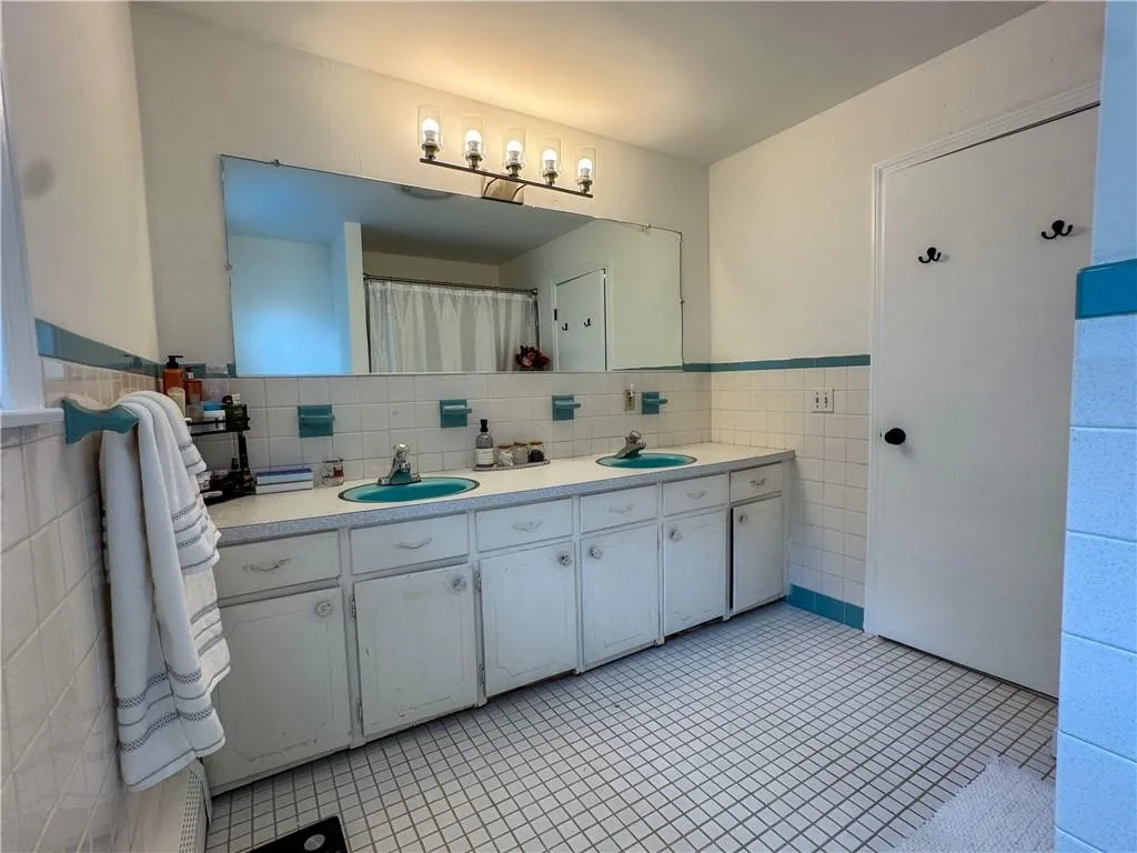 442 Eastview Avenue Somerset MA 02726