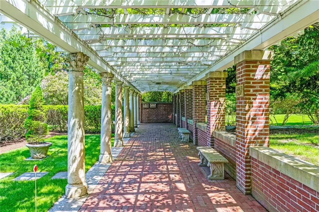 454 Paddock Lane Bristol RI 02809